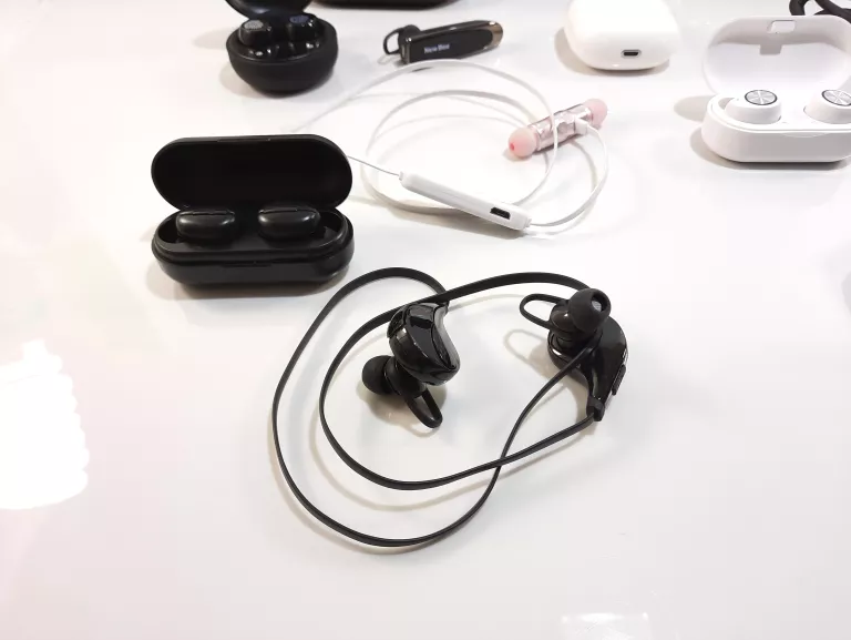 sluchawki-bezprzewodowe-tws-rozne-modele-stan-11323-2