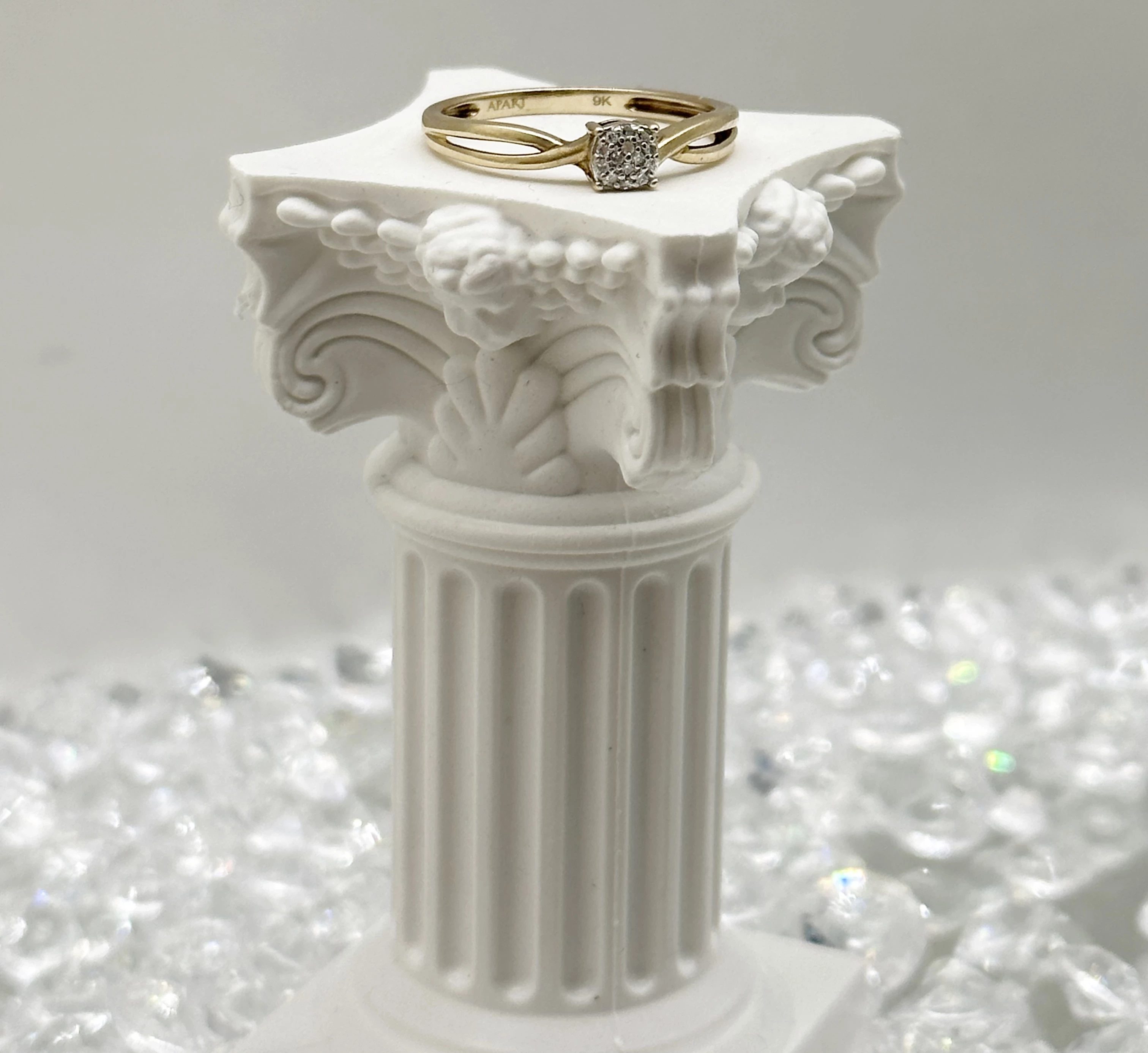 cudowy-zloty-pierscionek-z-brylantami-9-karatow-stan-11323-2