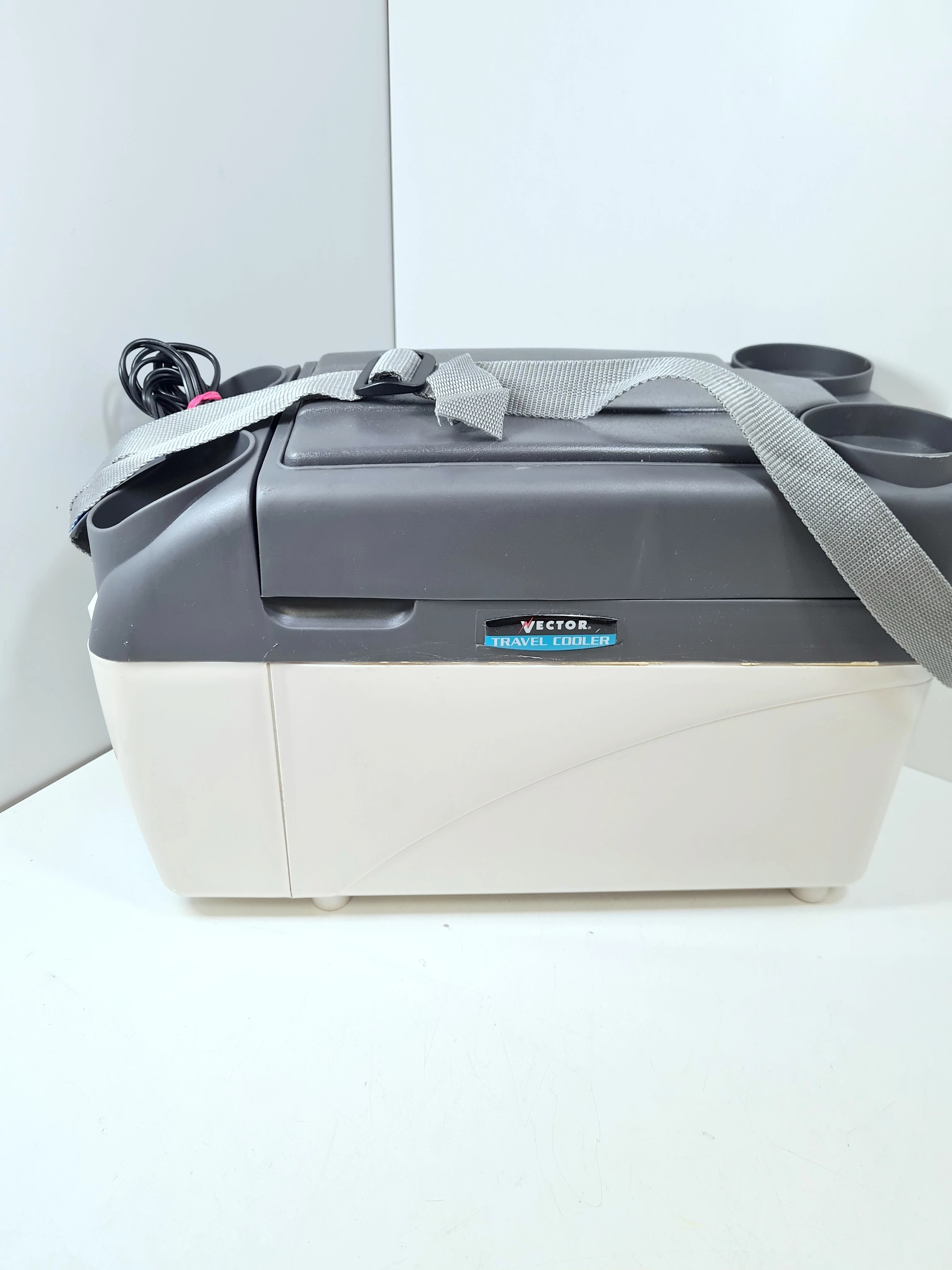 lodowka-samochodowa-vector-podlokietnik-polecam-zasilanie-gniazdo-zapalniczki-samochodowej