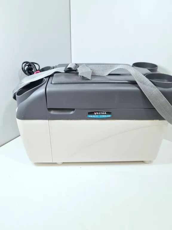 lodowka-samochodowa-vector-podlokietnik-polecam-zasilanie-gniazdo-zapalniczki-samochodowej