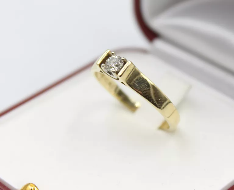 ELEGANCKI PIERŚCIONEK Z BRYLANTEM R:15