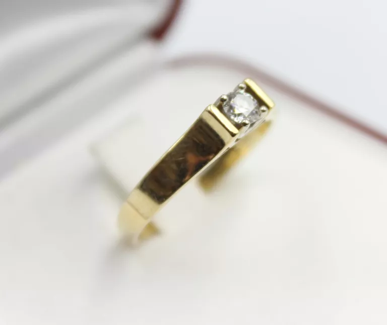 ELEGANCKI PIERŚCIONEK Z BRYLANTEM R:15