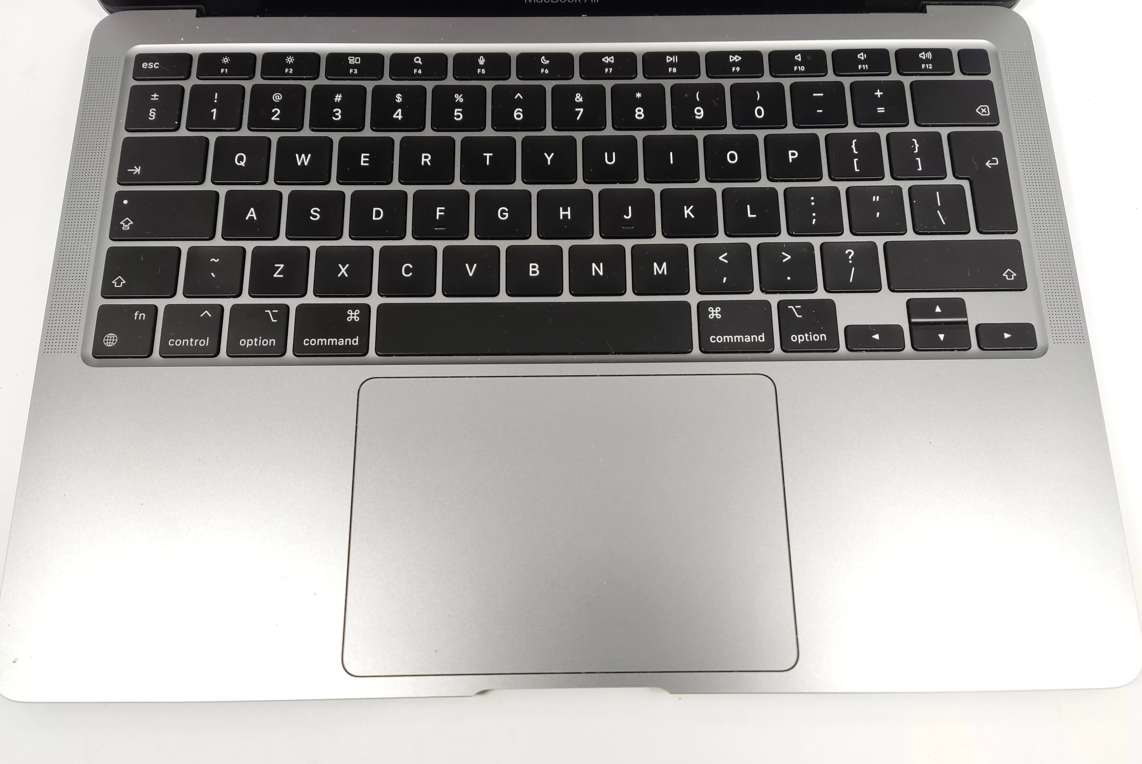 apple-macbook-air-133-seria-procesora-apple-m