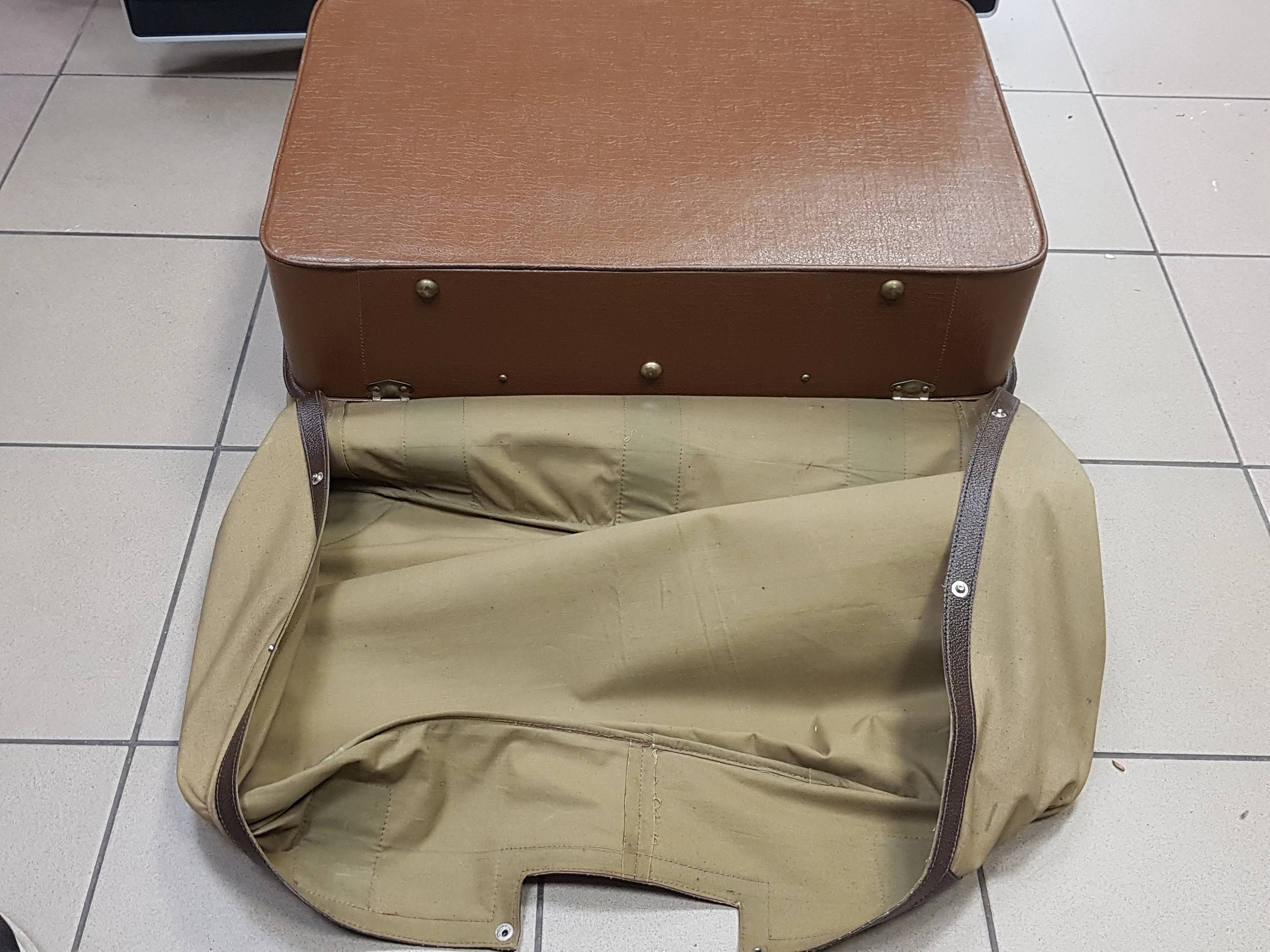 stara-skorzana-walizka-prl-z-futeralem-dekada-lata-70-xx-w