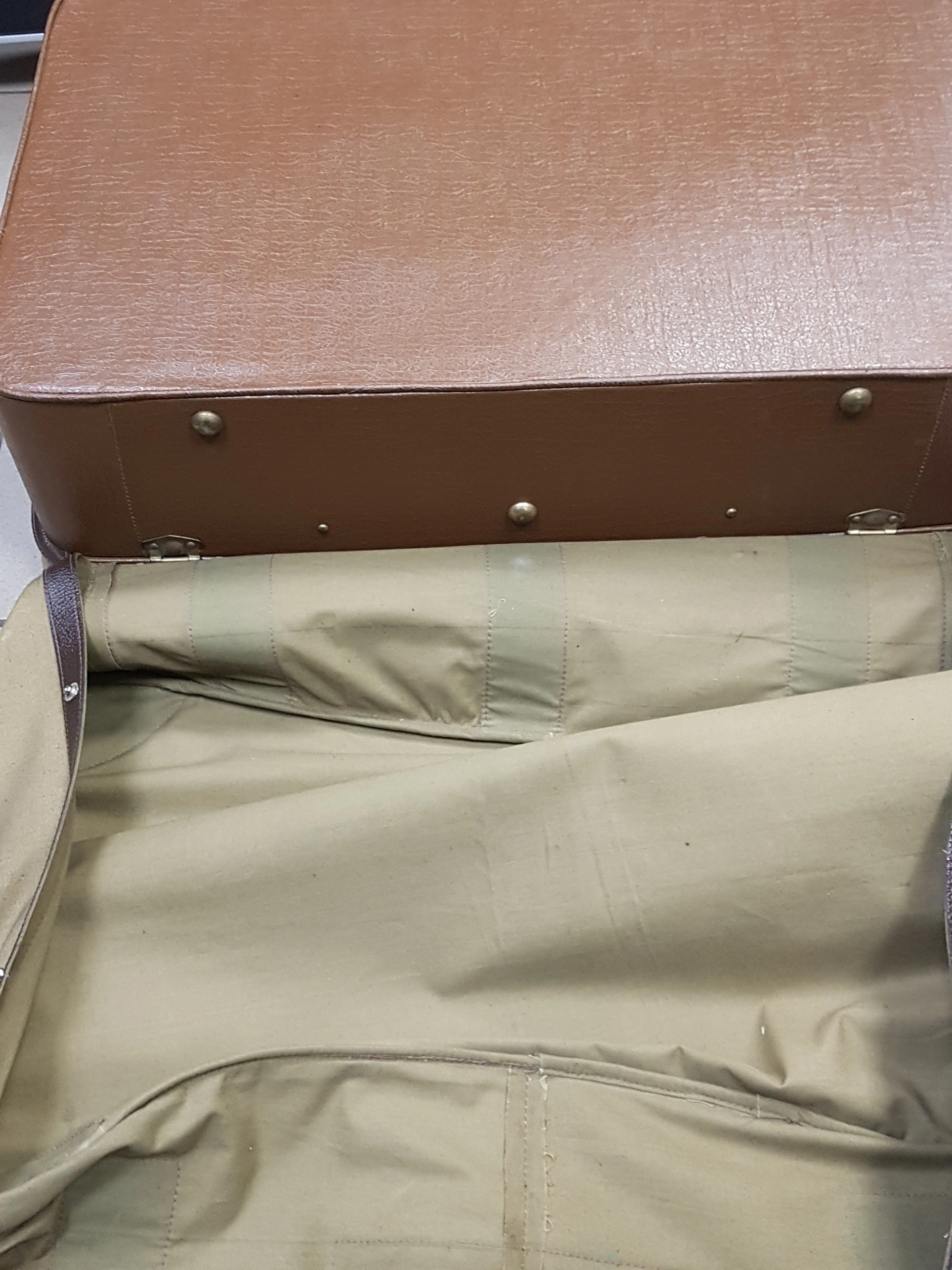 stara-skorzana-walizka-prl-z-futeralem-styl-klasyczny