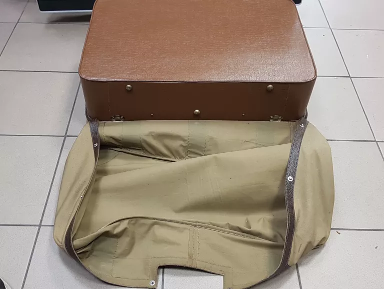 stara-skorzana-walizka-prl-z-futeralem-dekada-lata-70-xx-w