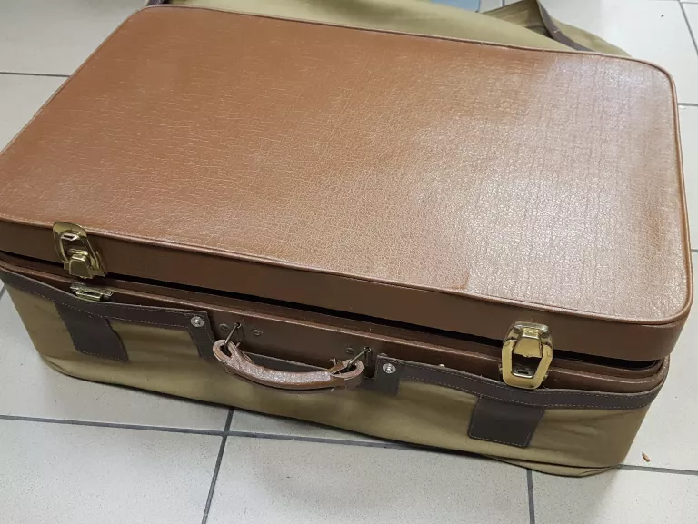 stara-skorzana-walizka-prl-z-futeralem-krajregion-powstania-polska