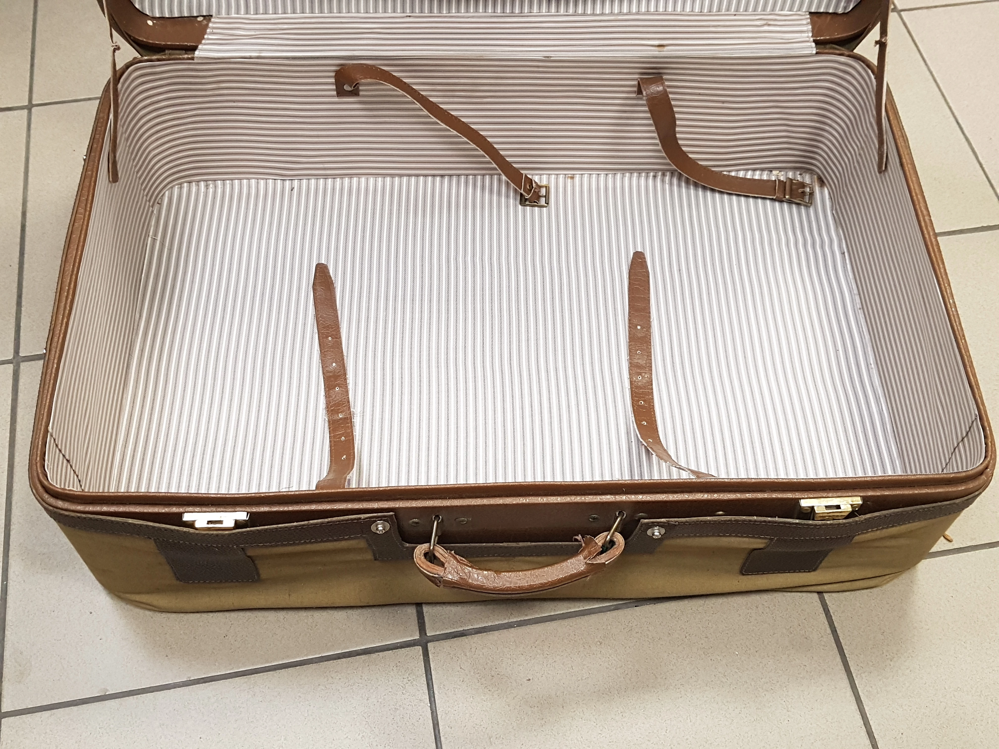 stara-skorzana-walizka-prl-z-futeralem-datowanie-obiekt-vintage-1945-2000