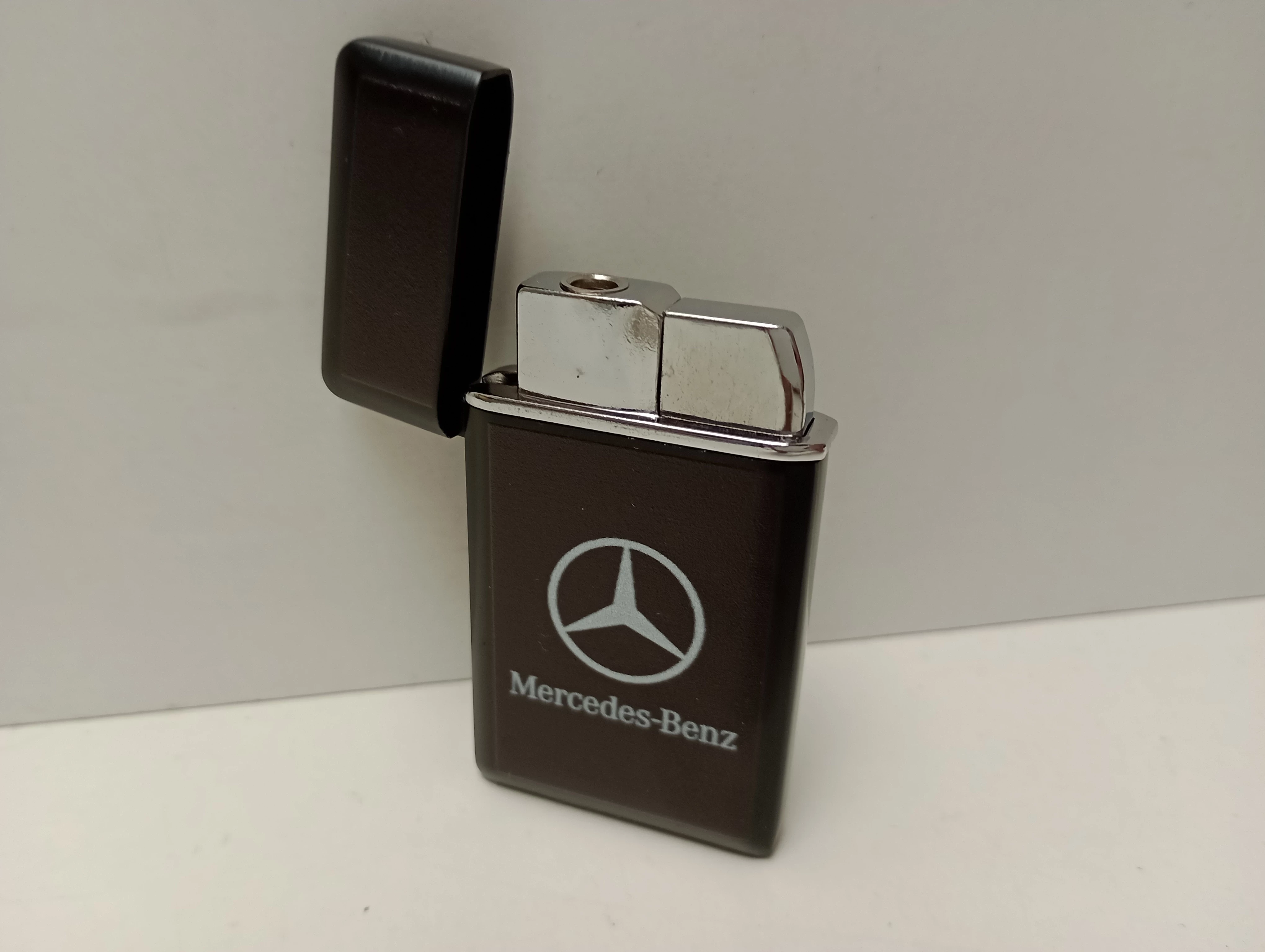 zapalniczka-czarna-mat-cienka-mercedes-rodzaj-zapalniczka-zarowa