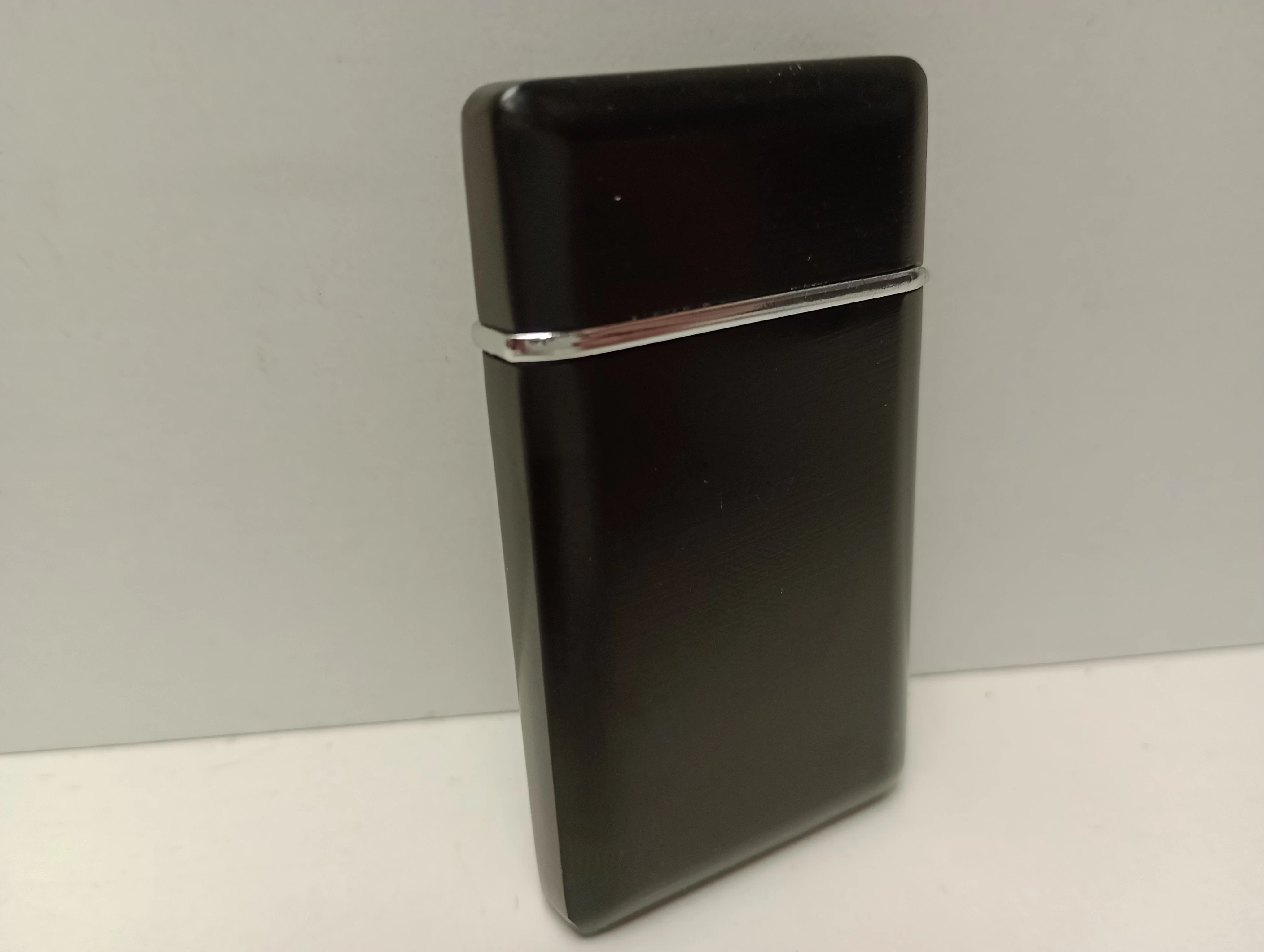 zapalniczka-czarna-mat-cienka-mercedes-model-mercedes