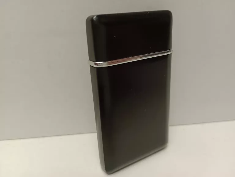 zapalniczka-czarna-mat-cienka-mercedes-model-mercedes