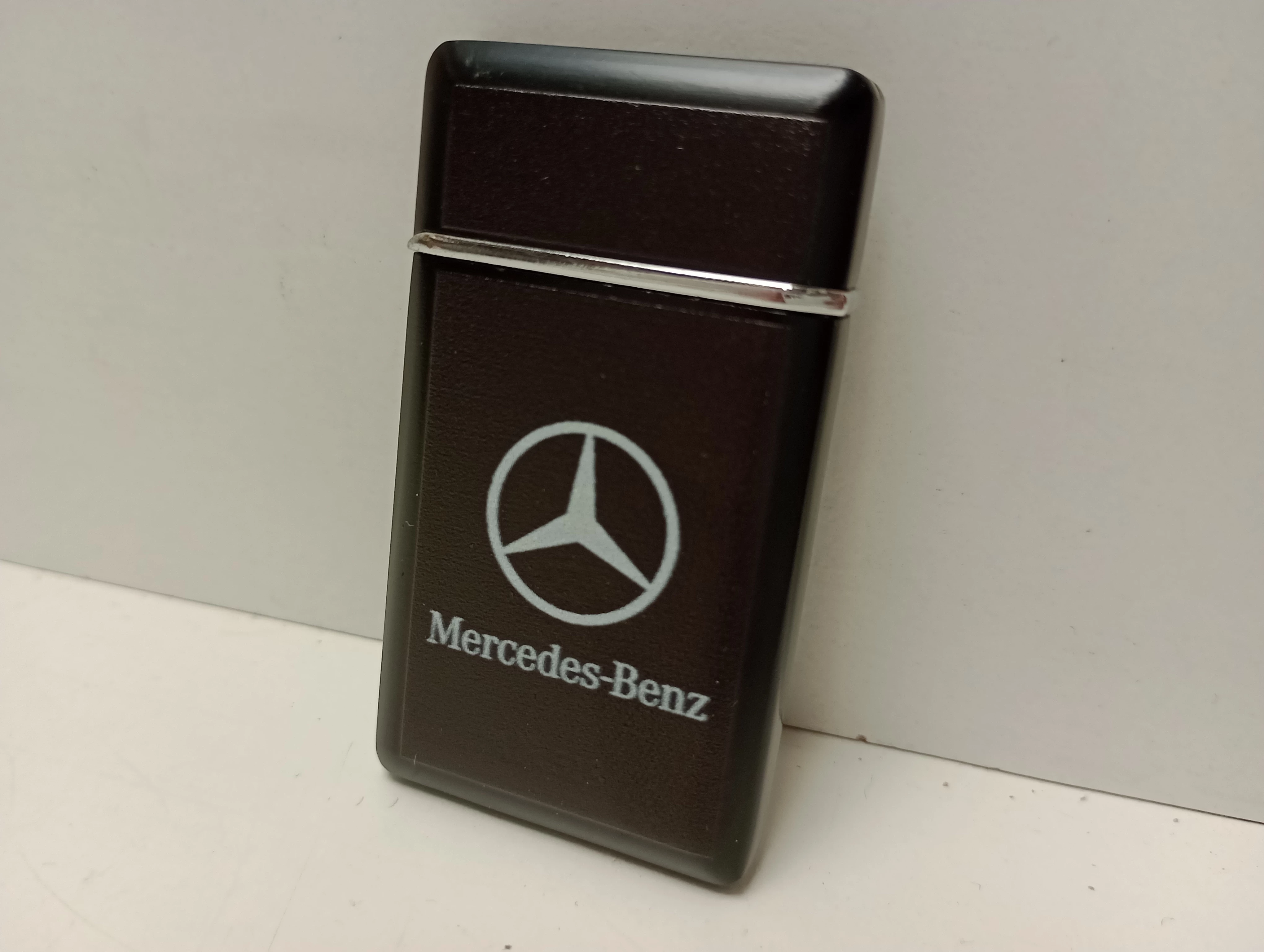 zapalniczka-czarna-mat-cienka-mercedes-stan-uzywany