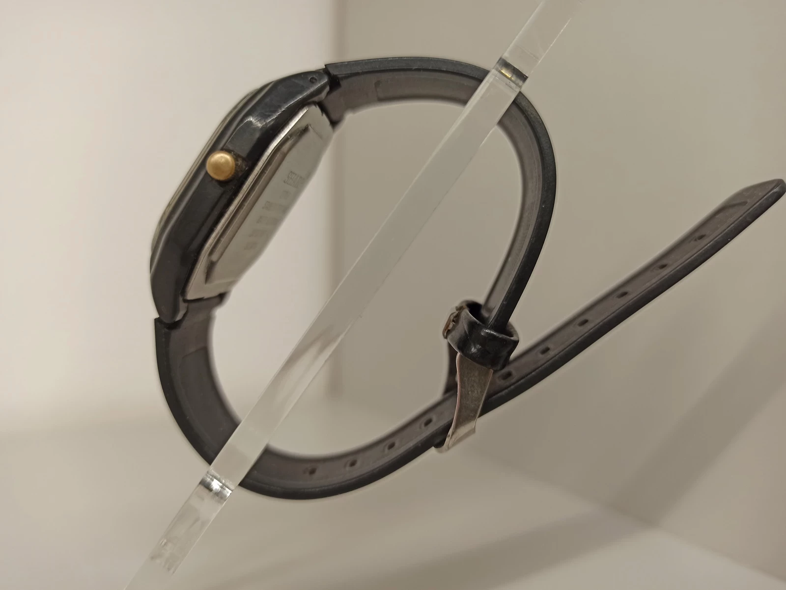 zegarek-sharp-quartz-277198-zloto-czarny-funkcje-brak