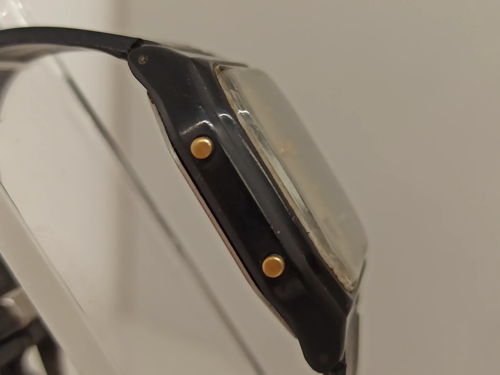 zegarek-sharp-quartz-277198-zloto-czarny-szkielko-akrylowe