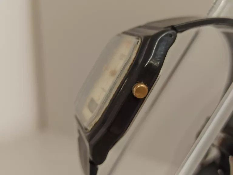 zegarek-sharp-quartz-277198-zloto-czarny-wodoszczelnosc-brak