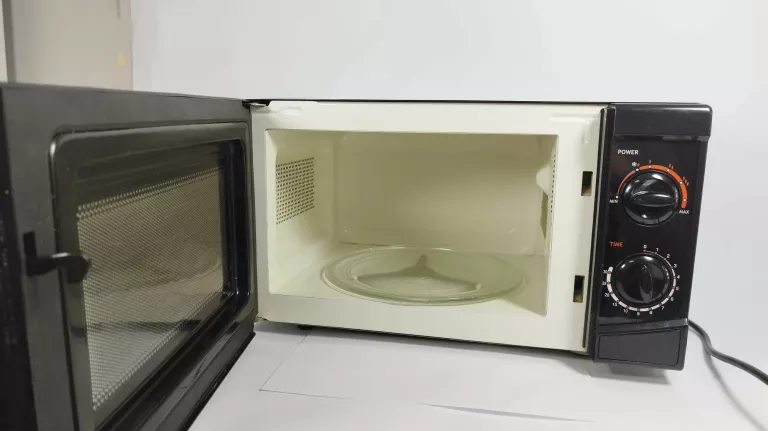 KUCHENKA MIKROFALOWA MW70017SG 700W