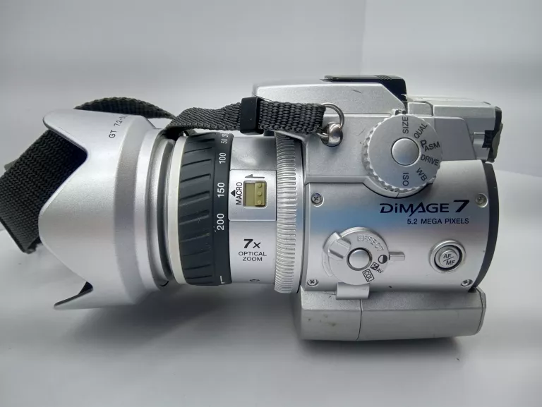 aparat-minolta-dimage-7i-ladowqarka-i-torba-stan-uzywany