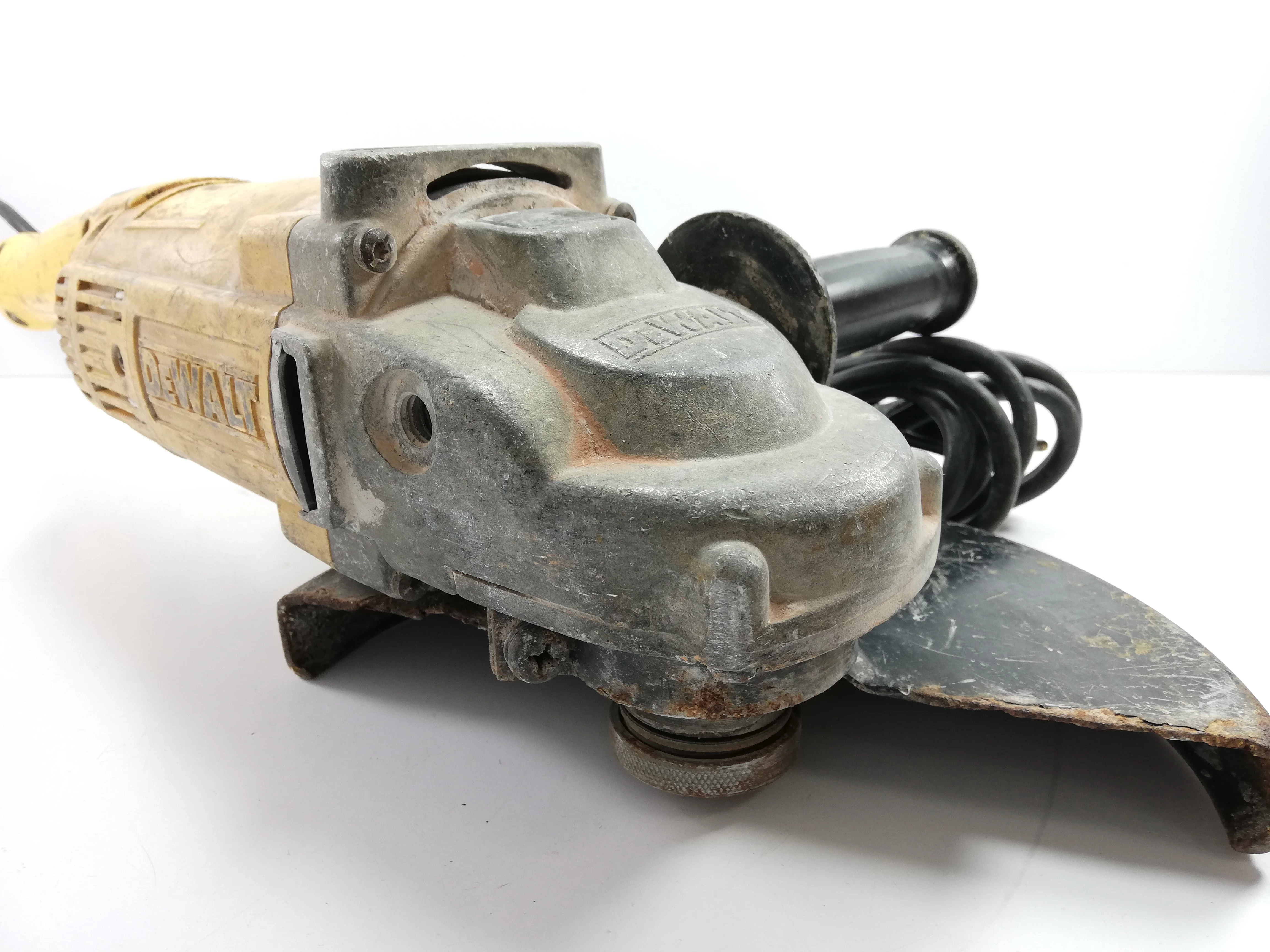 szlifierka-katowa-dewelt-opis-rodzaj-zasilania-sieciowe