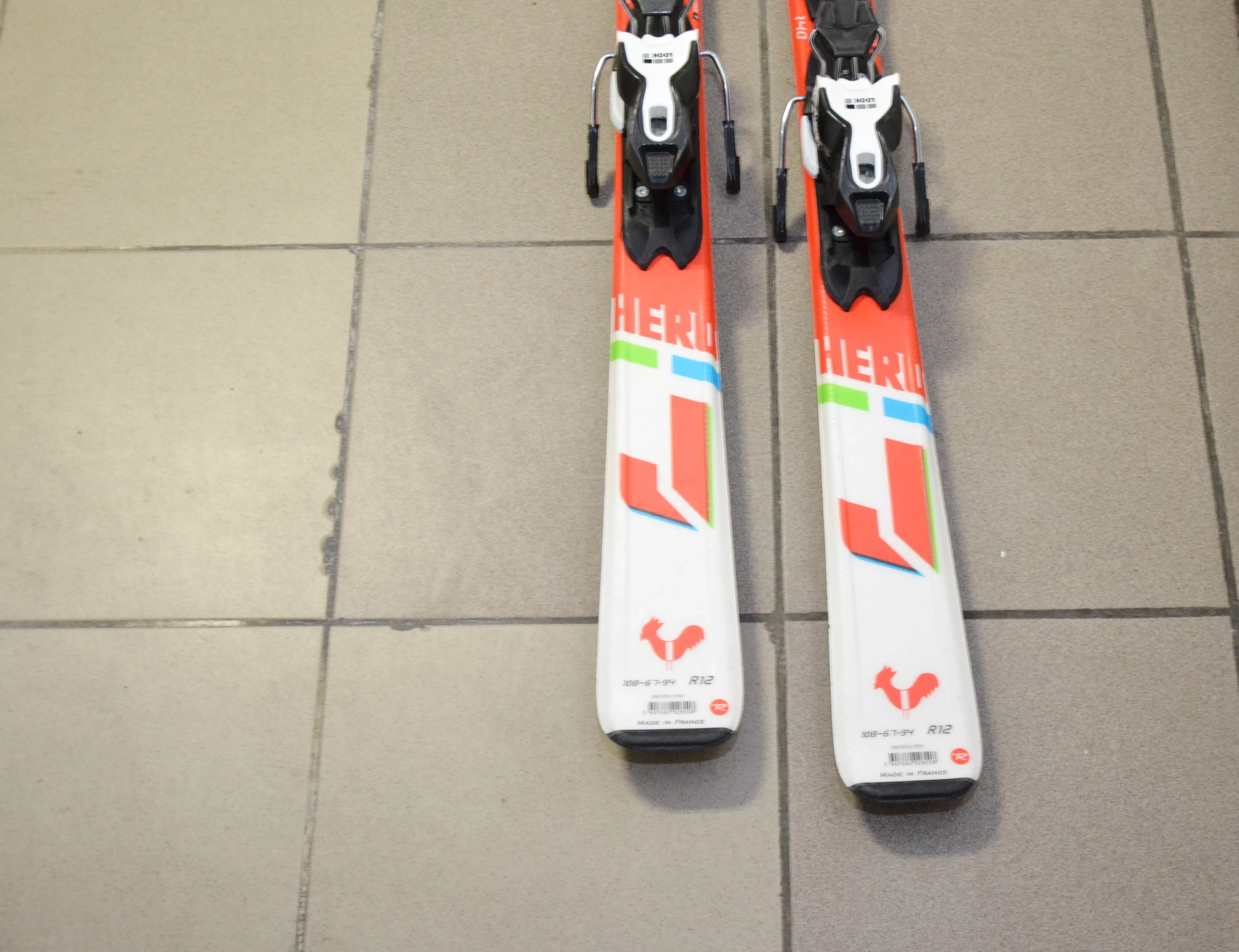 narty-rossignol-hero-jr-look-xpress-7-kolor-dominujacy-bialy