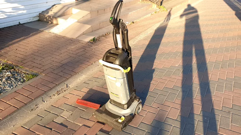 SZOROWARKA KARCHER BR 30/4 C