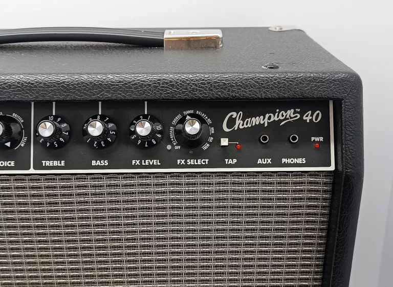 WZMACNIACZ FENDER CHAMPION 40