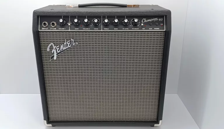 WZMACNIACZ FENDER CHAMPION 40