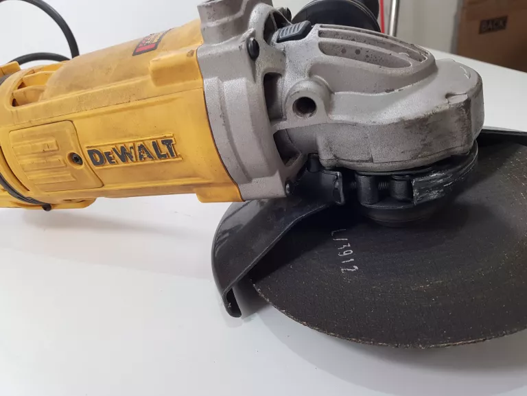 SZLIFIERKA KĄTOWA DEWALT DWE4599