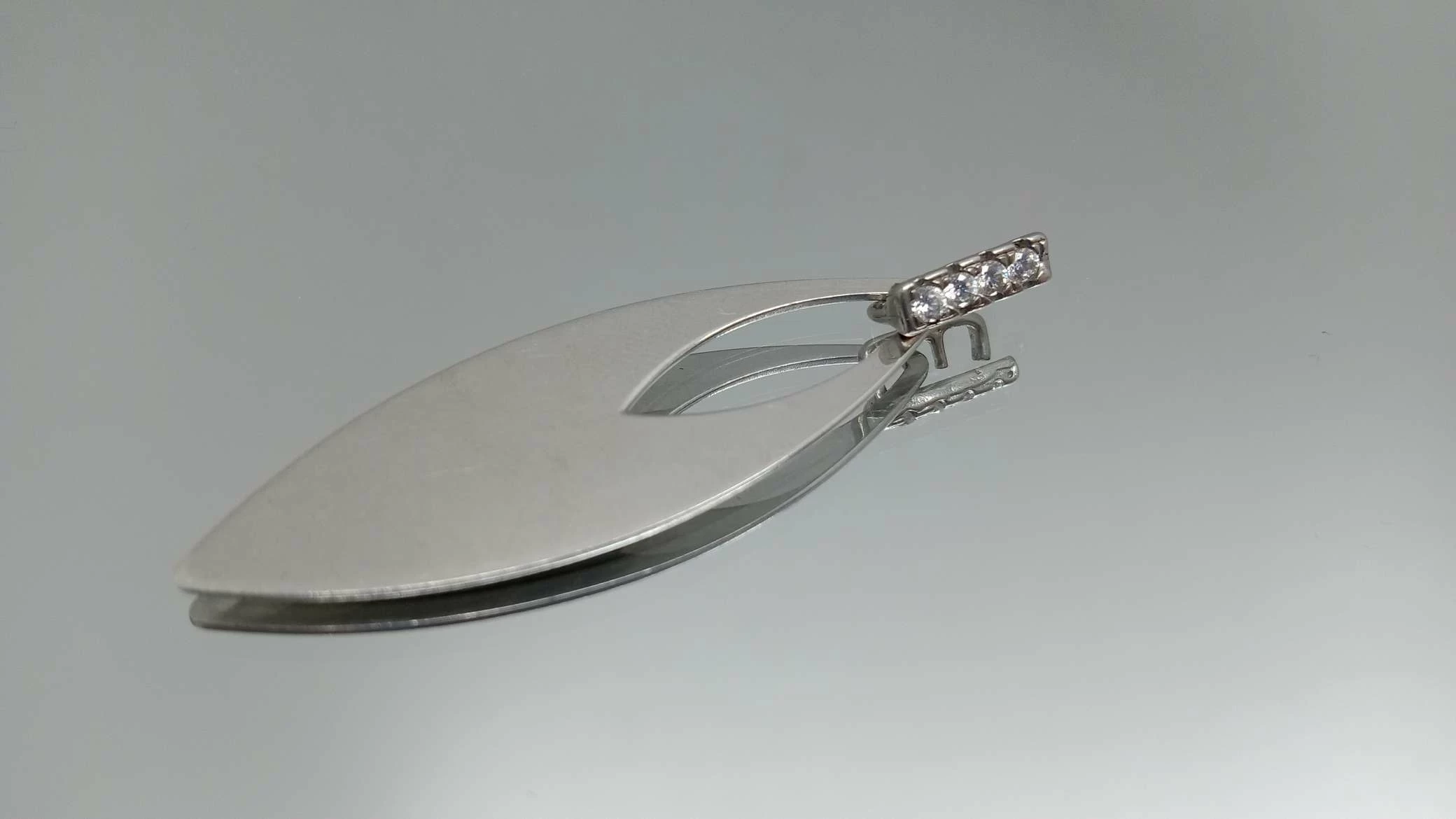 piekna-srebrna-zawieszka-marka-bez-marki