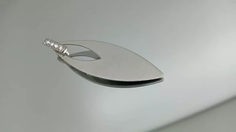 piekna-srebrna-zawieszka-3-maja-9-lipno