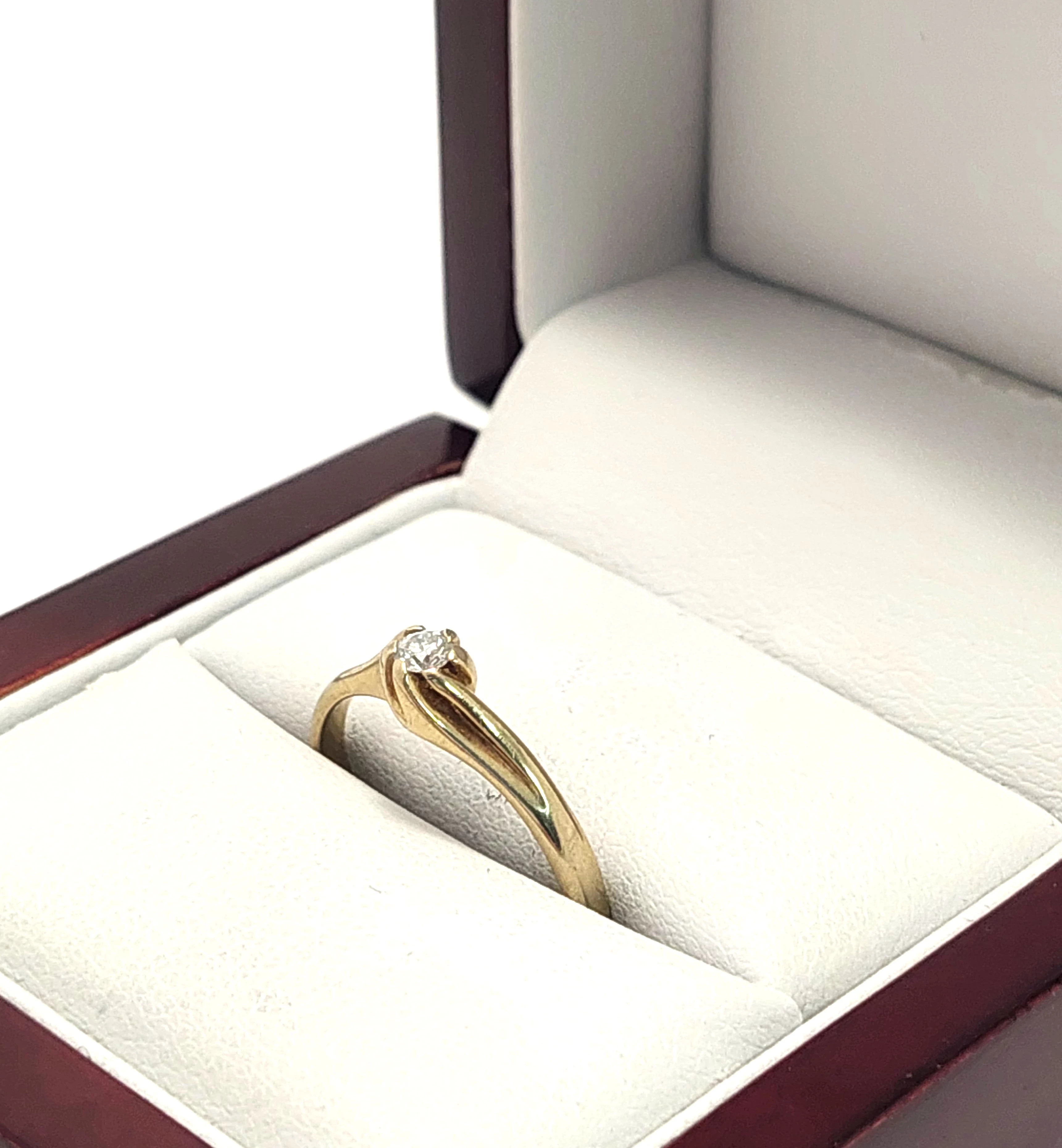 zloty-pierscionek-z-brylantem-p585-190g-r16-material-zloto