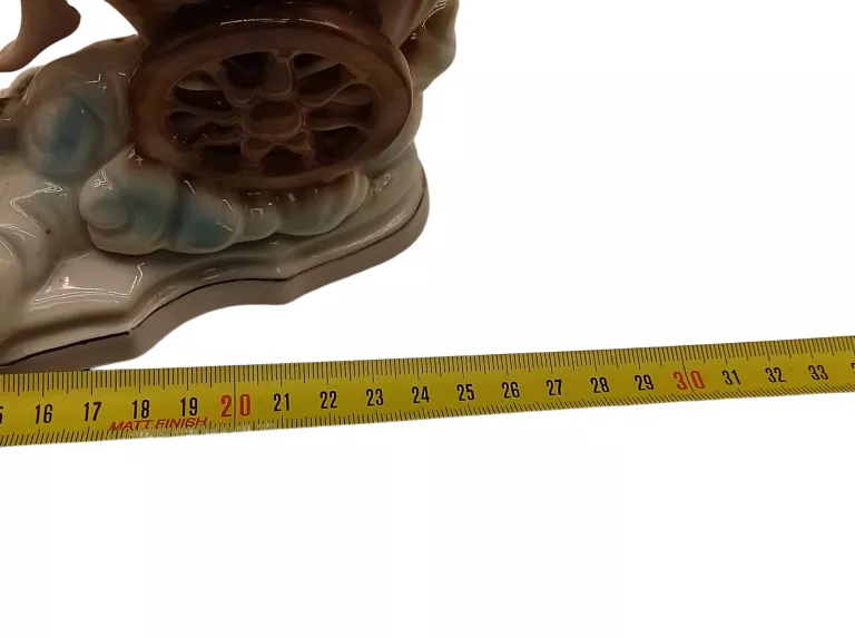 FIGURKA PORCELANOWA DWA KONIKI I PANI SYGN REGENT