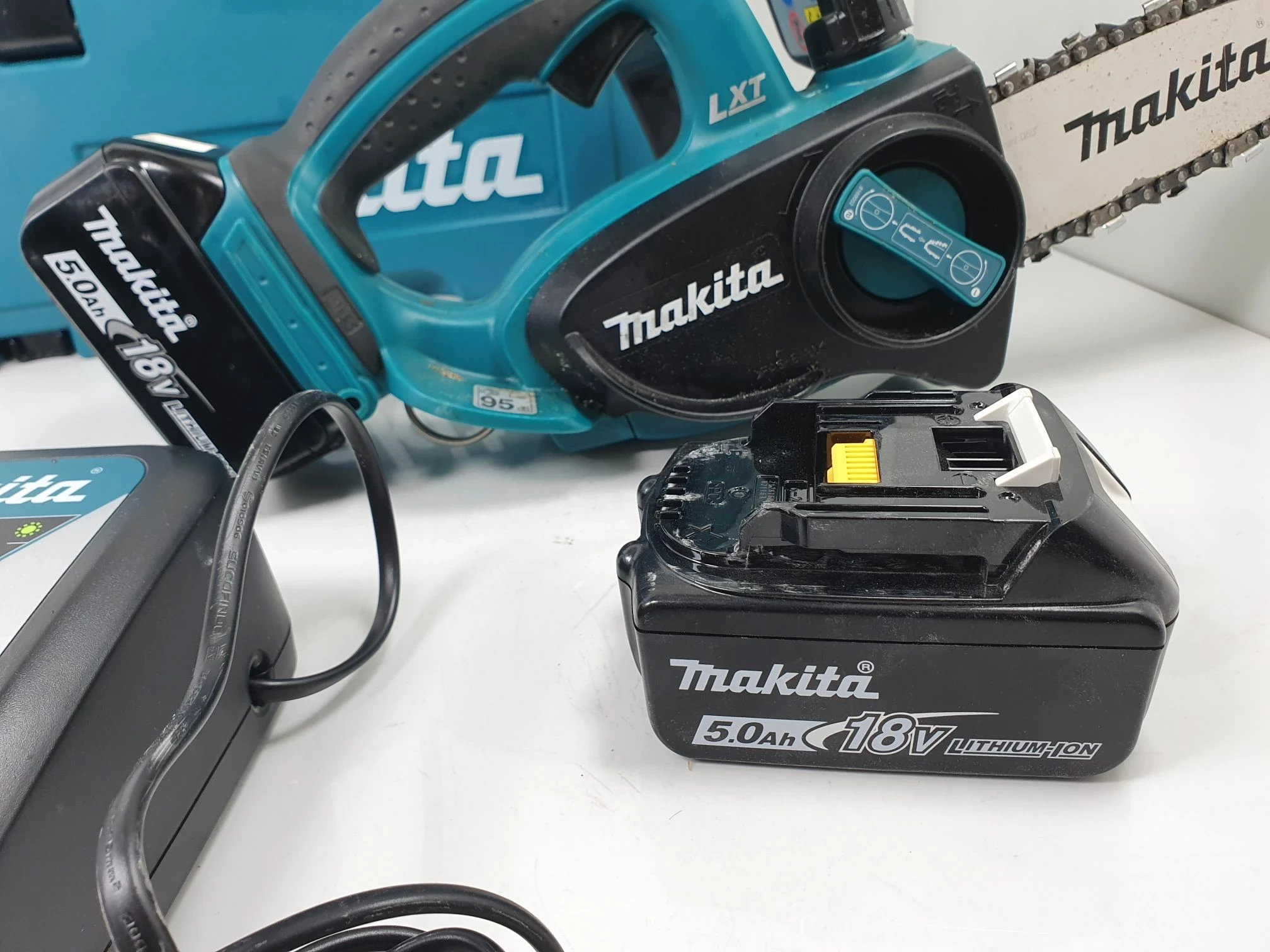 pilarka-lancuchowa-18v-2x50ah-makita-duc122-lad-zasilanie-akumulatorowe