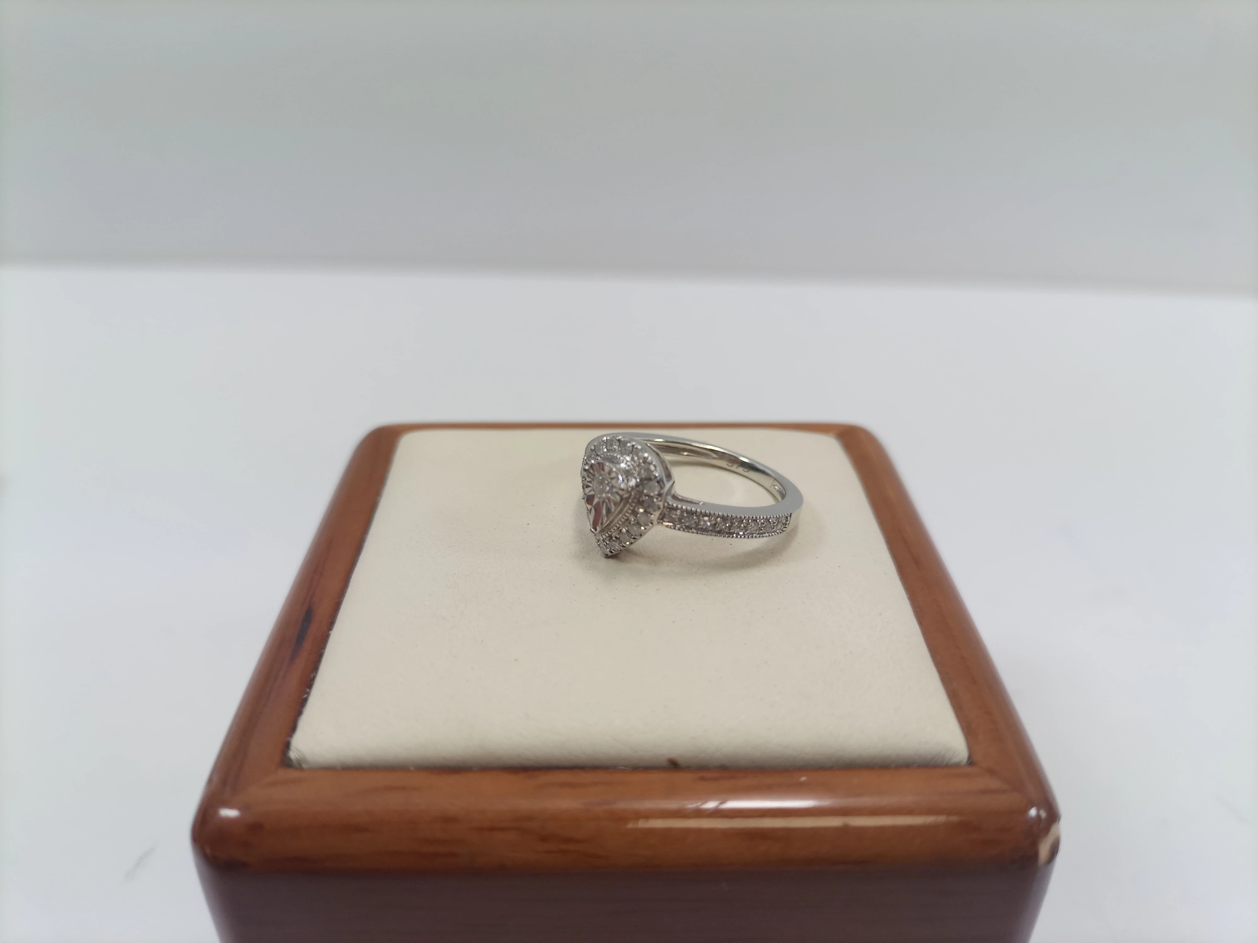 pierscionek-z-bialego-zlota-z-brylantami-pr375-r7-material-dominujacy-223721-262144