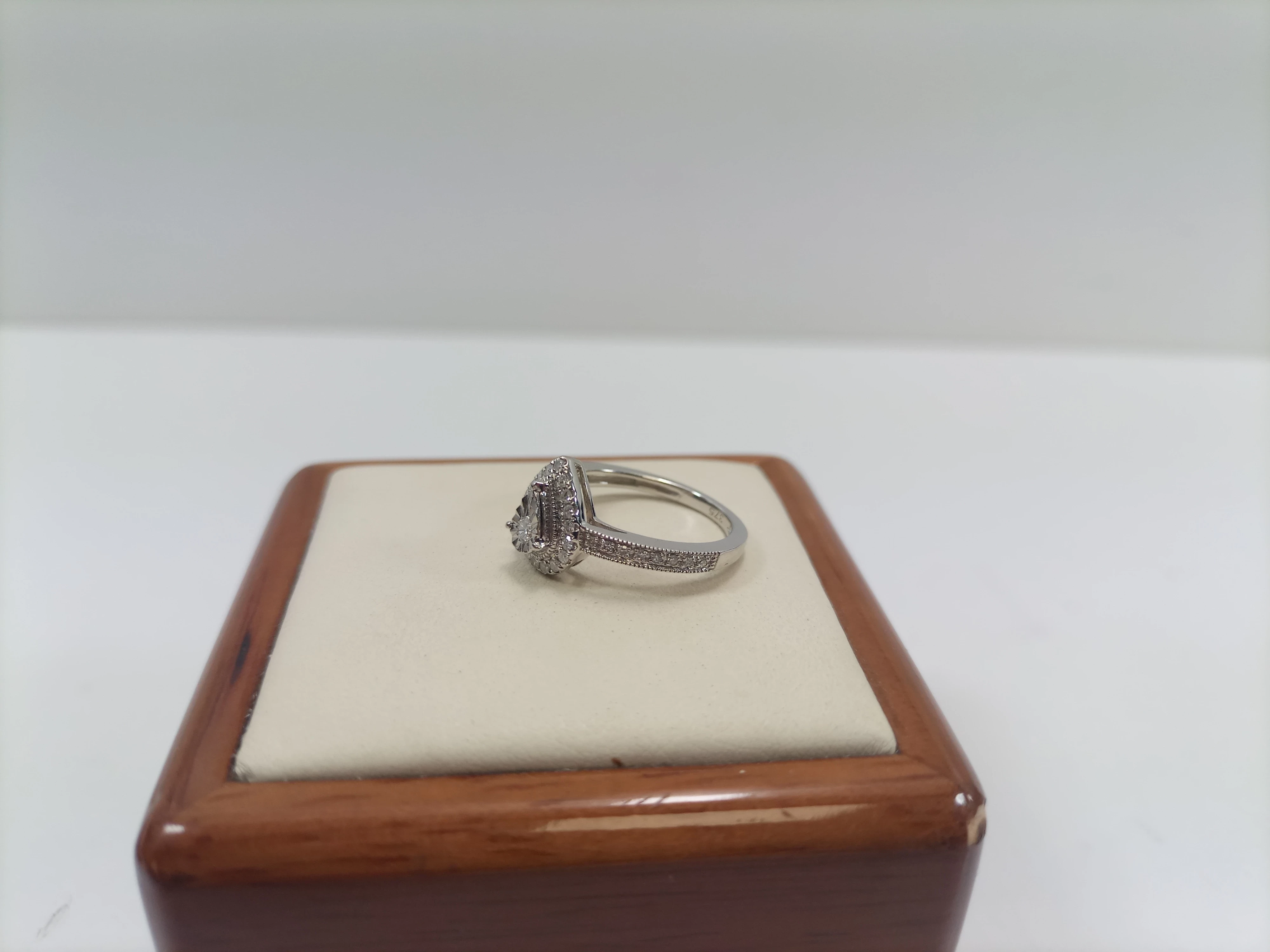 pierscionek-z-bialego-zlota-z-brylantami-pr375-r7-stan-11323-253806