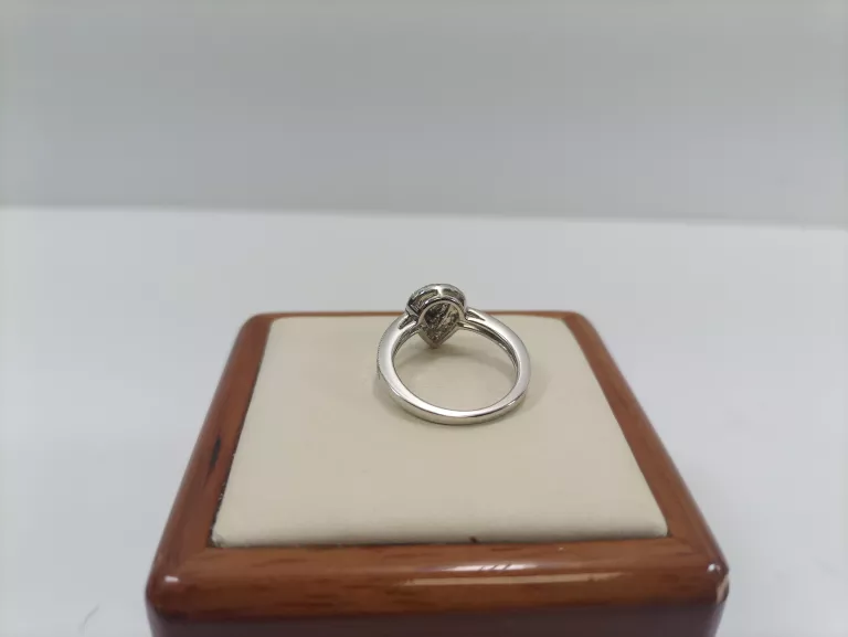 PIERSCIONEK Z BIAŁEGO ZŁOTA Z BRYLANTAMI PR.375 R.7