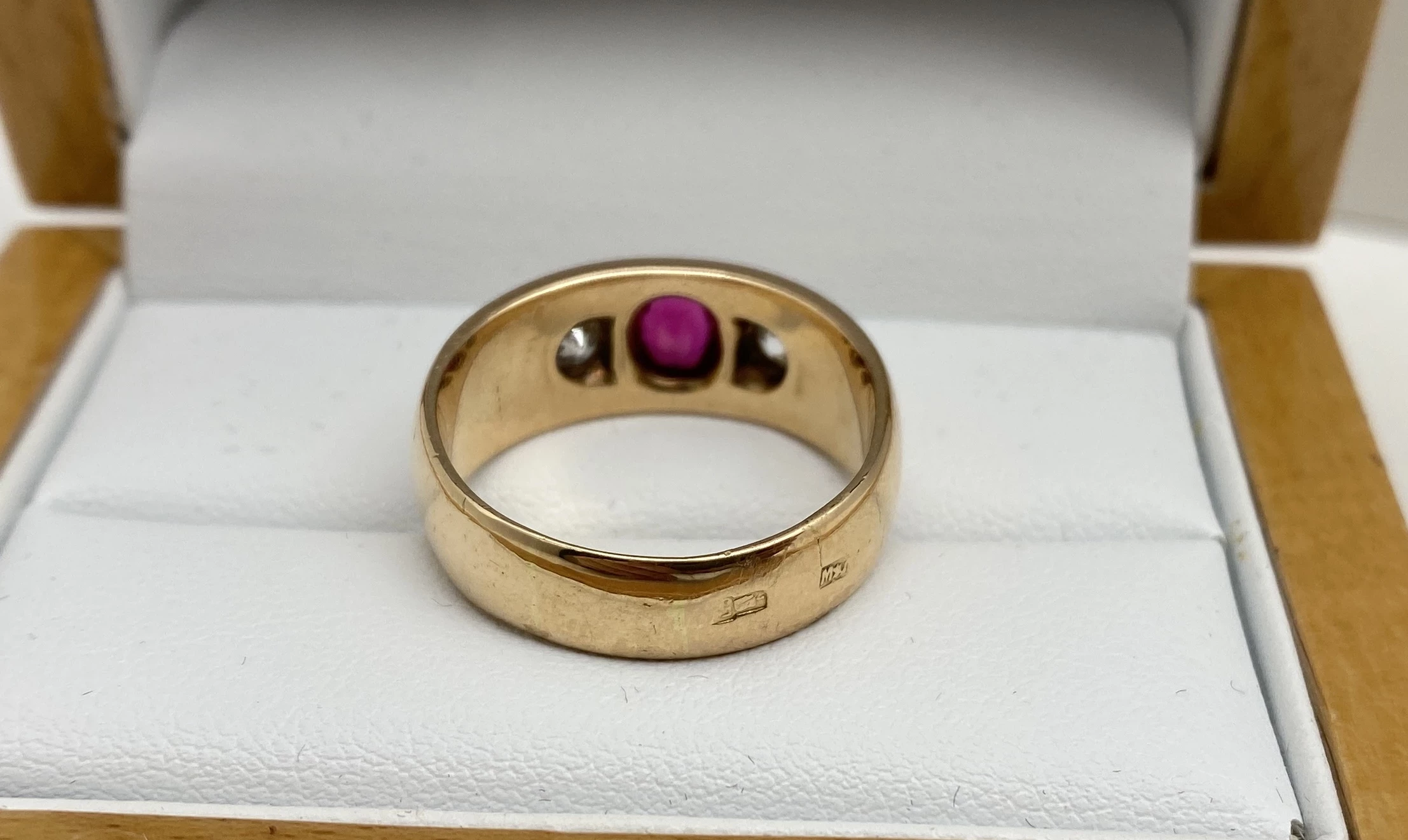 cudowny-pierscionek-z-brylantami-i-rubinem-1038gr-kamien-17088-524288