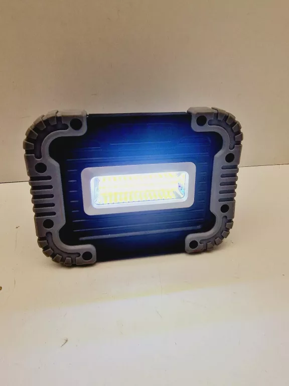 NAŚWIETLACZ LED Z AKUMULATOREM CX3-900190