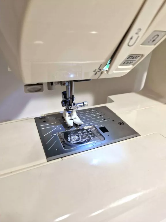 MASZYNA DO SZYCIA JANOME QXL605