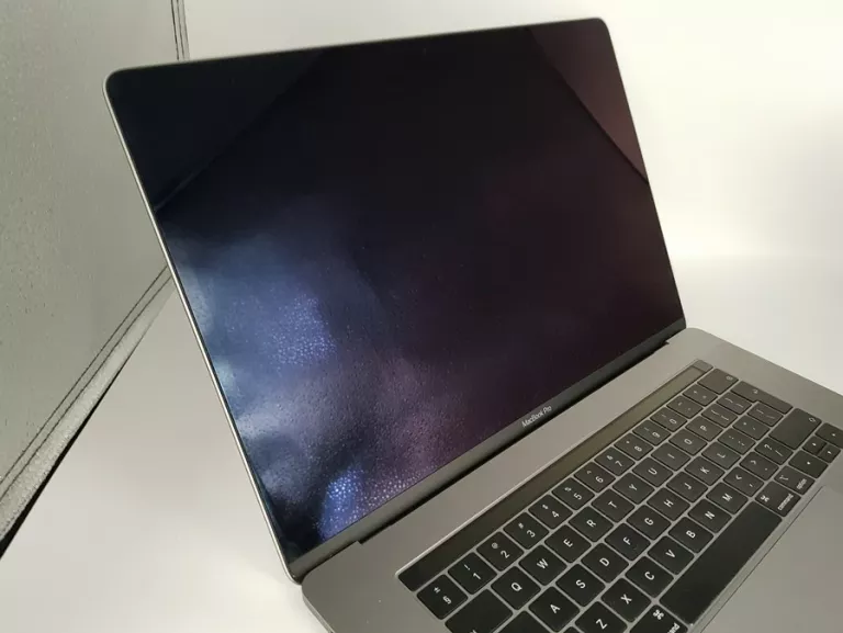 laptop-apple-macbook-pro-a1990-2018-i9-16gb500gb-przekatna-ekranu-1540