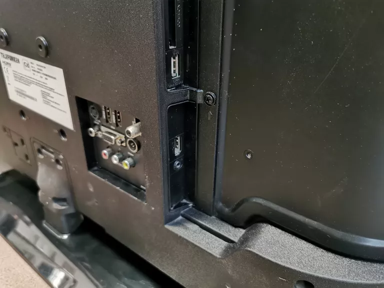 telewizor-telefunken-32-smart-tv-pilot-stan-uzywany