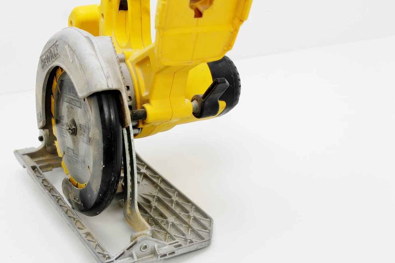 pila-tarczowa-dewalt-dc390-18v-body-marka-dewalt