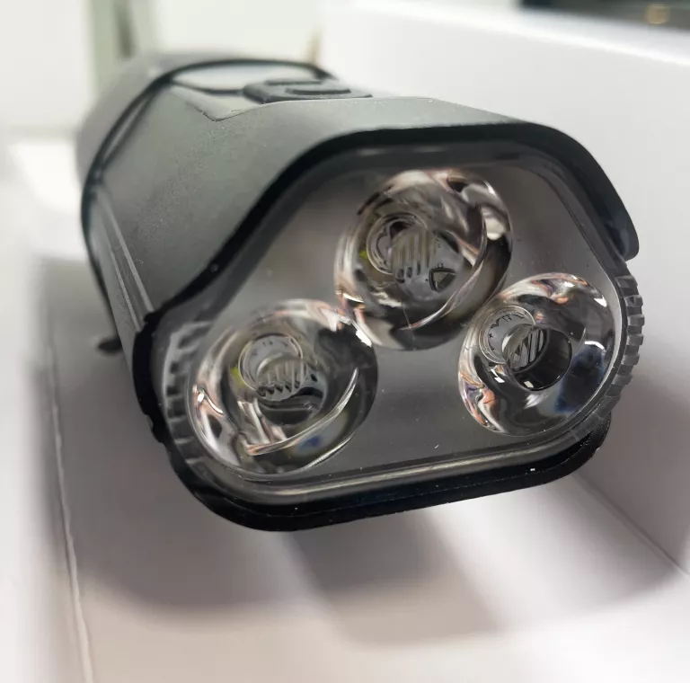 kross-blade-1400-lampa-rowerowa-przednia-1400-lm-kod-producenta-t4coslp0258