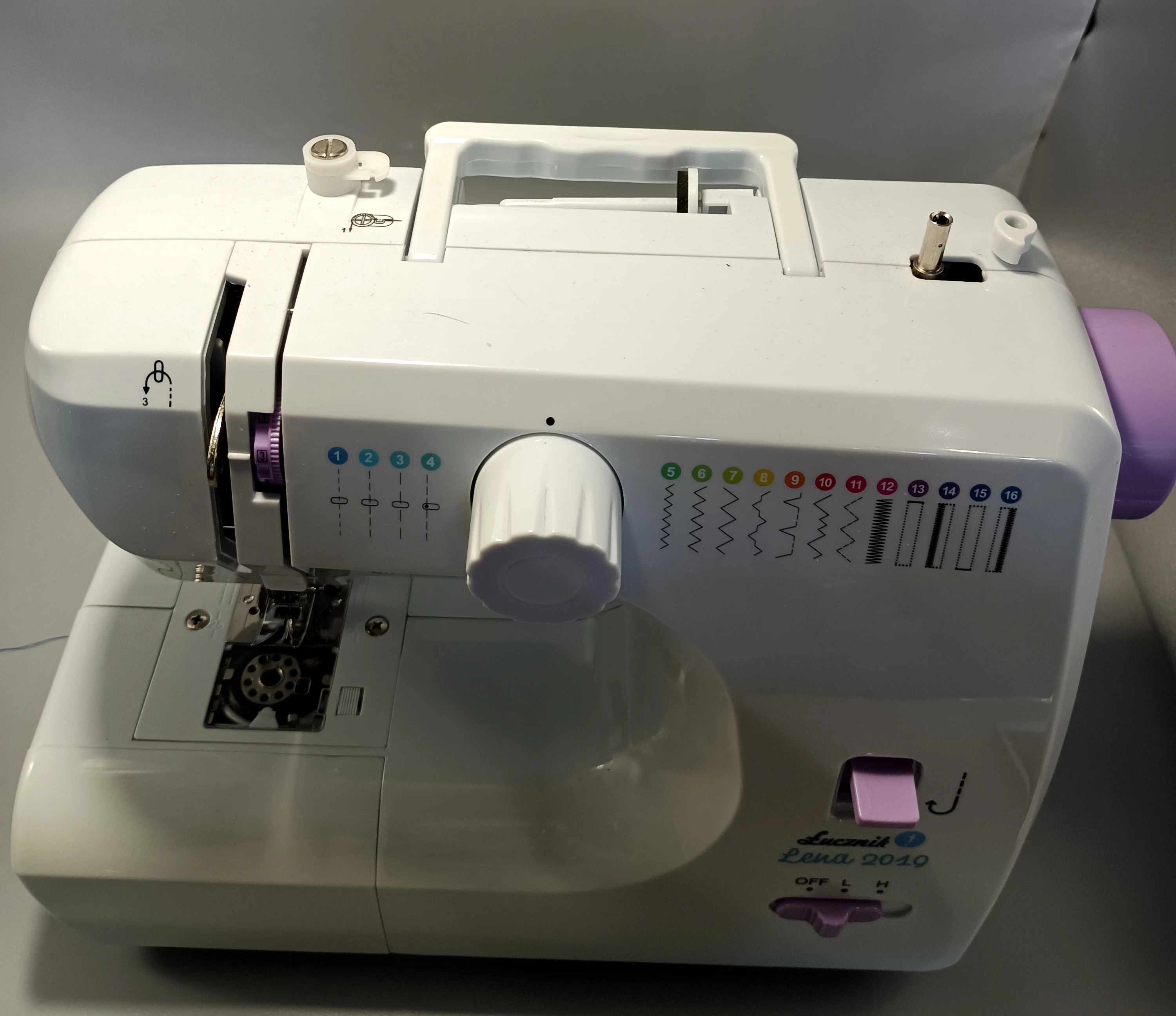 maszyna-do-szycia-lucznik-lena-2019-kolor-dominujacy-bialy
