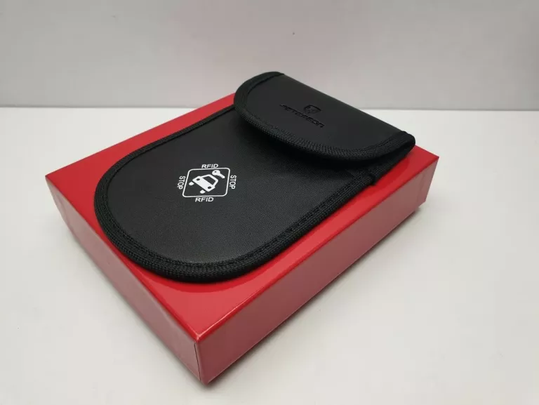 ETUI NA KLUCZE SAMOCHODOWE I KARTY Z RFID PETERSON