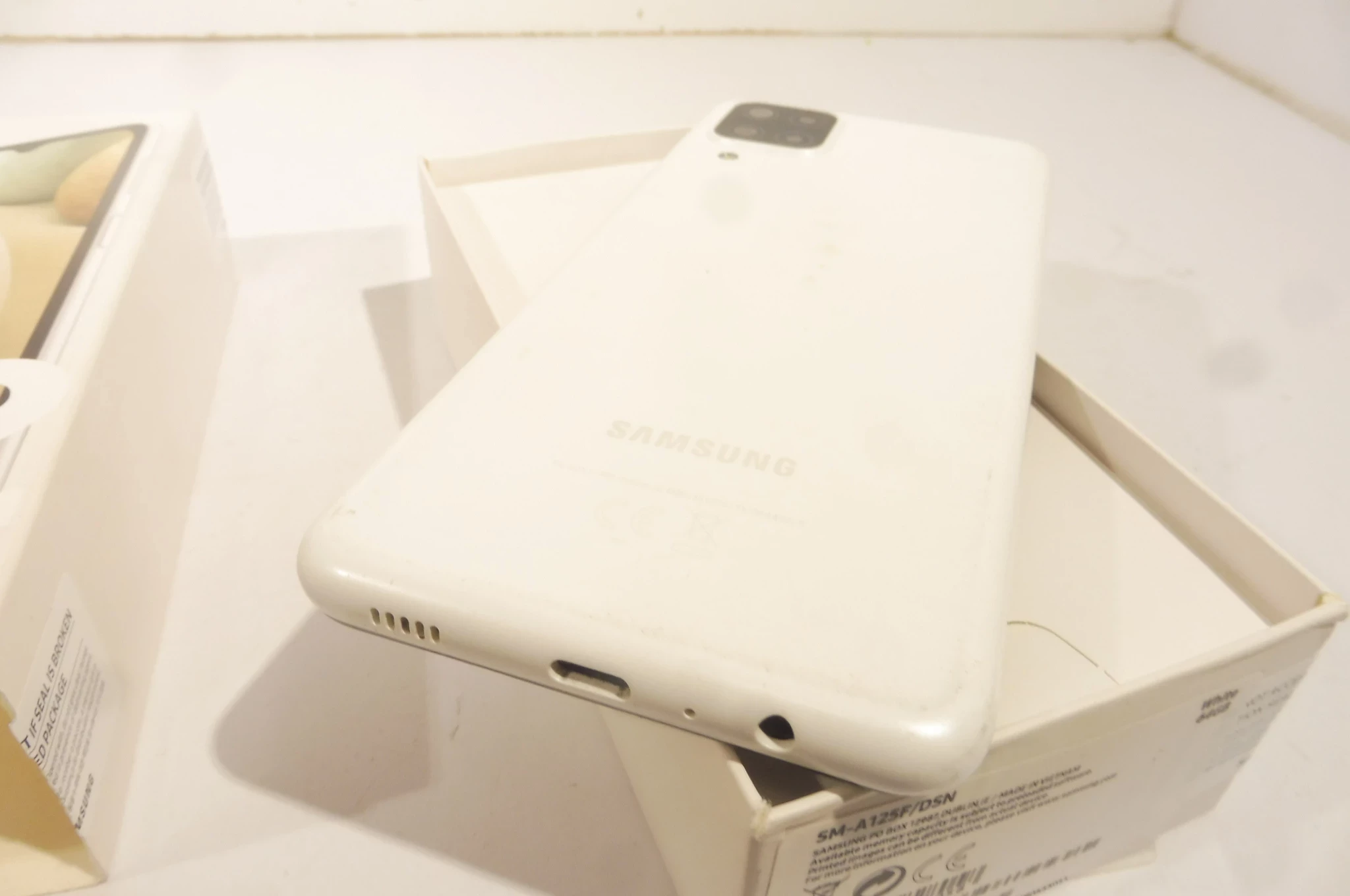 telefon-samsung-a12-pudelko-kolor-bialy