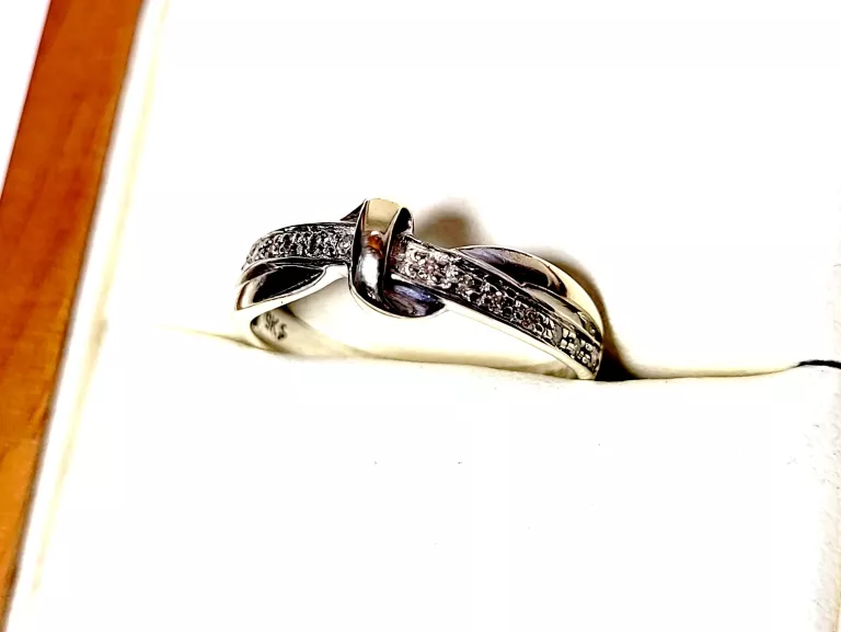 piekny-zloty-pierscionek-z-brylantami-181-375-stagiewna-91-gdansk-harbor