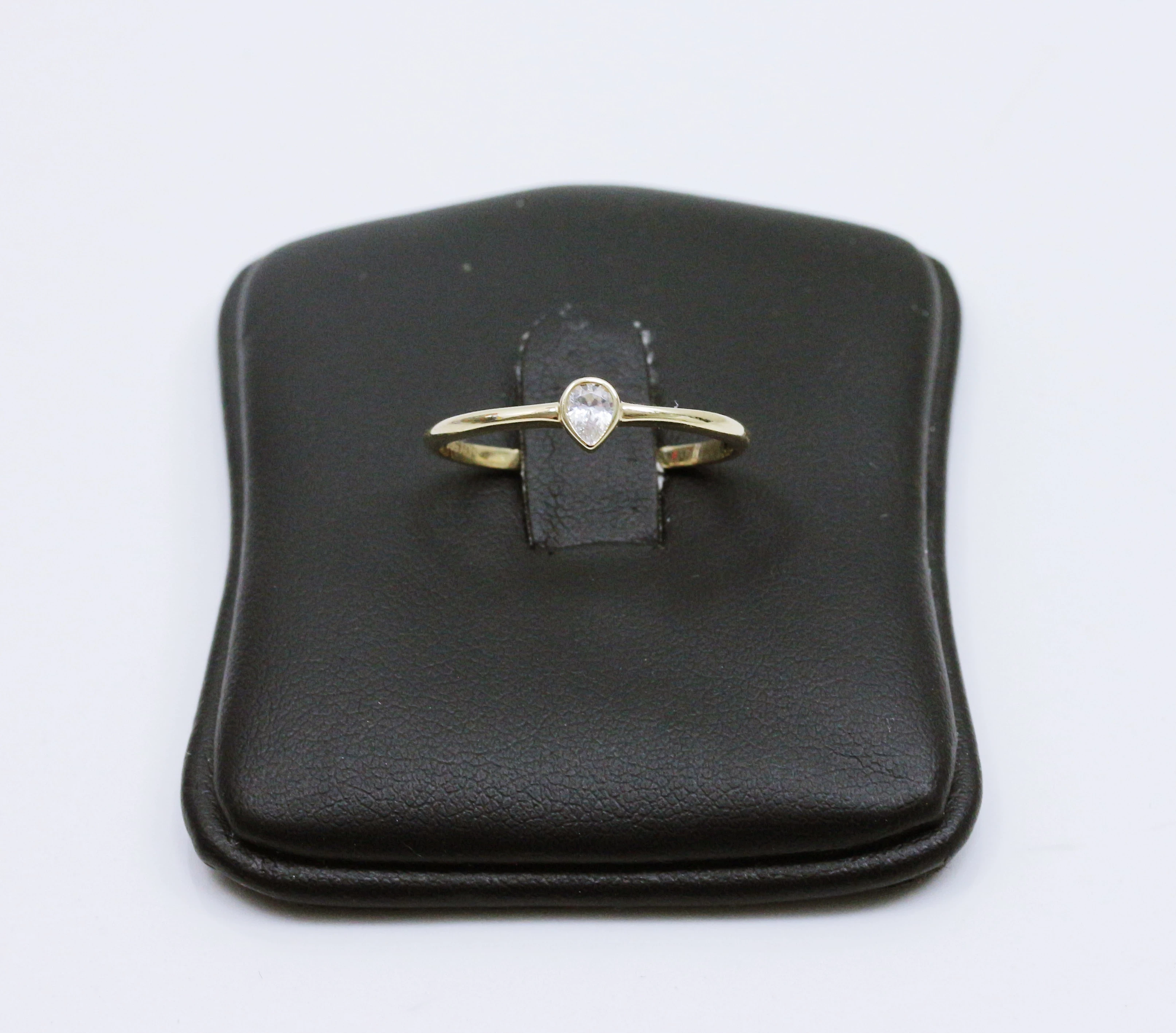 zloty-pierscionek-z-cyrkonia-p585-14k-133g-r18-rodzaj-2205-2