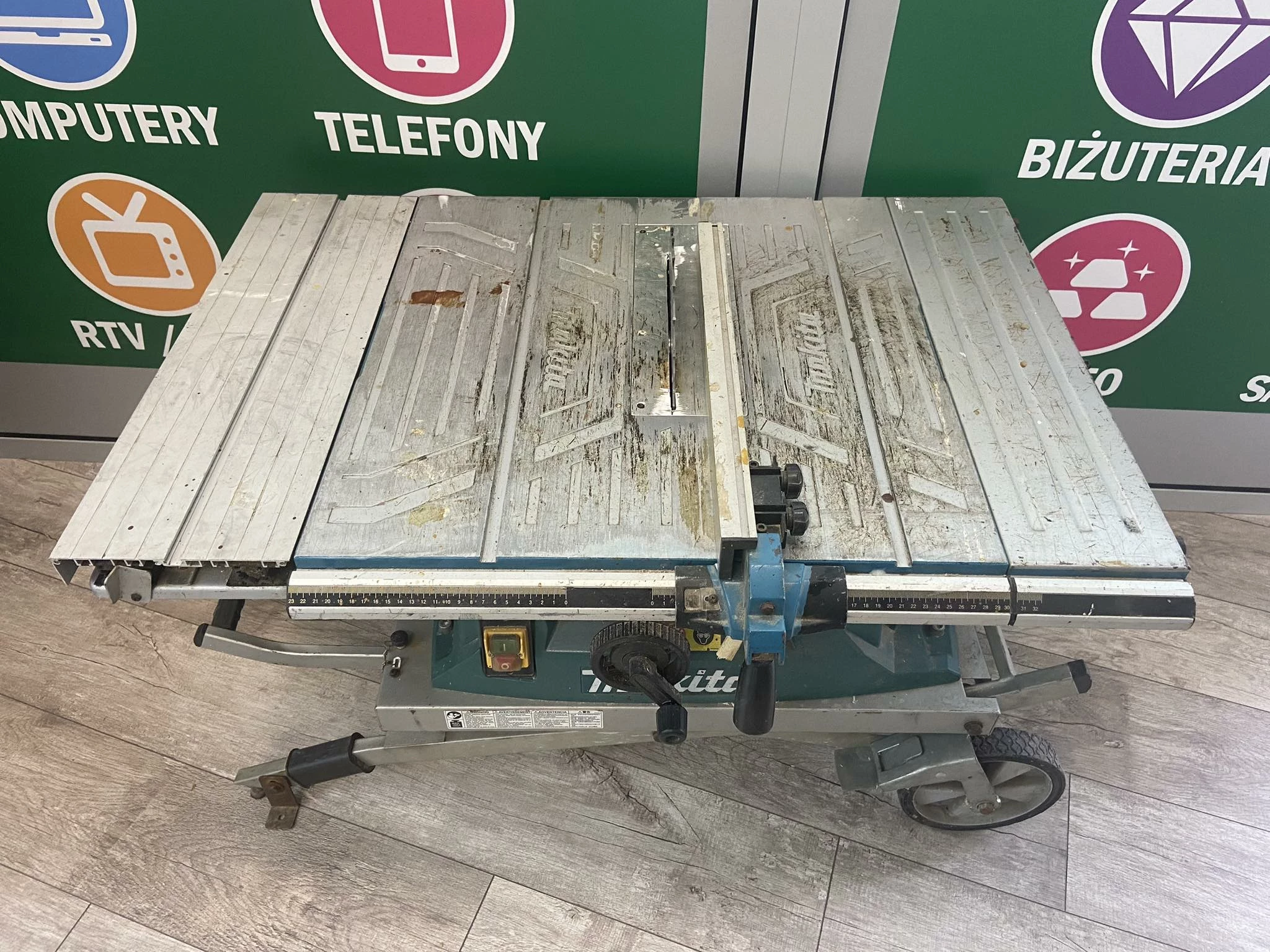 pila-makita-mlt100-ze-stolem-srednica-otworu-pily-30