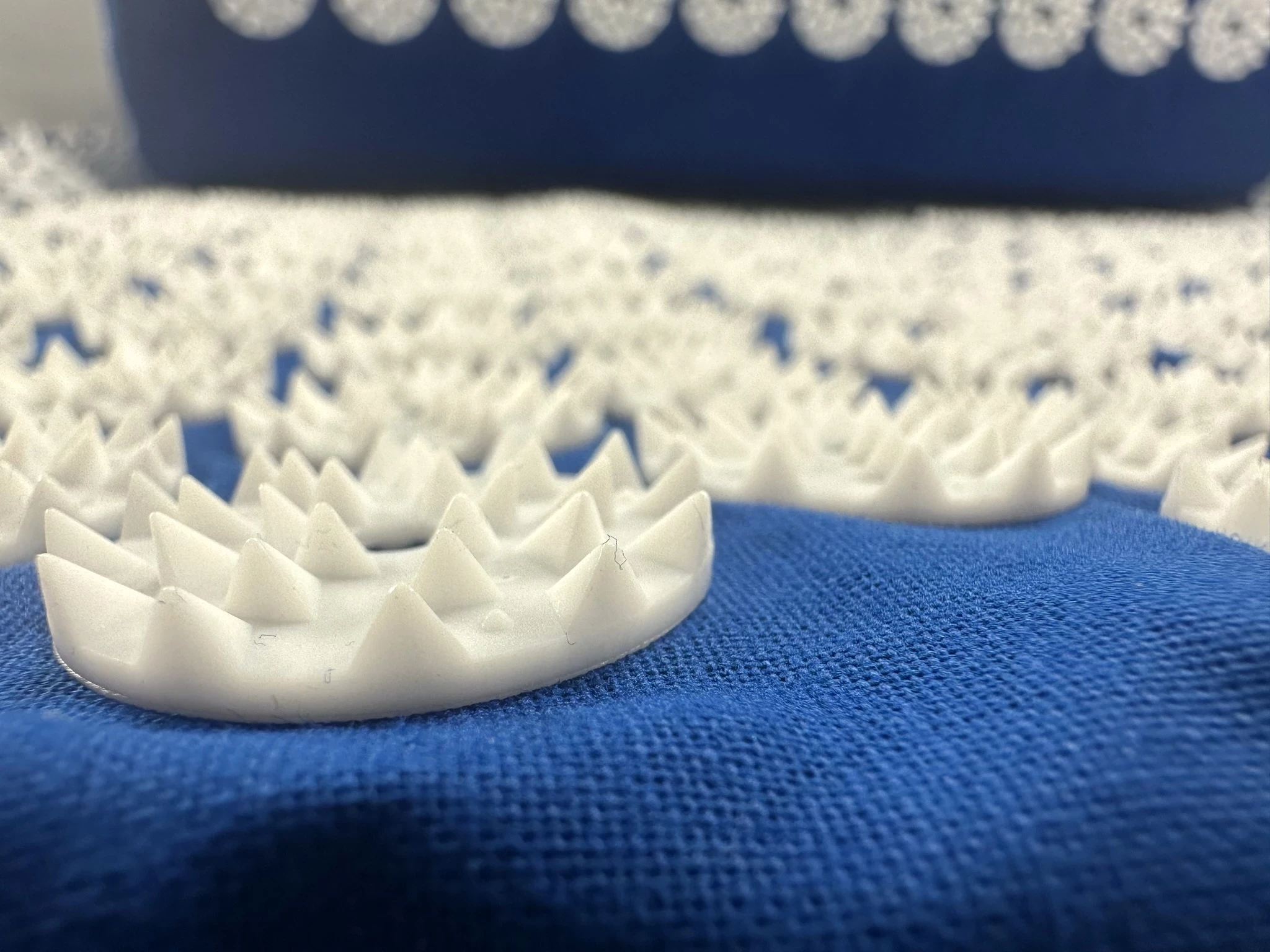 mata-do-akupresury-z-kolcami-poduszka-habys-kolor-dominujacy-odcienie-niebieskiego