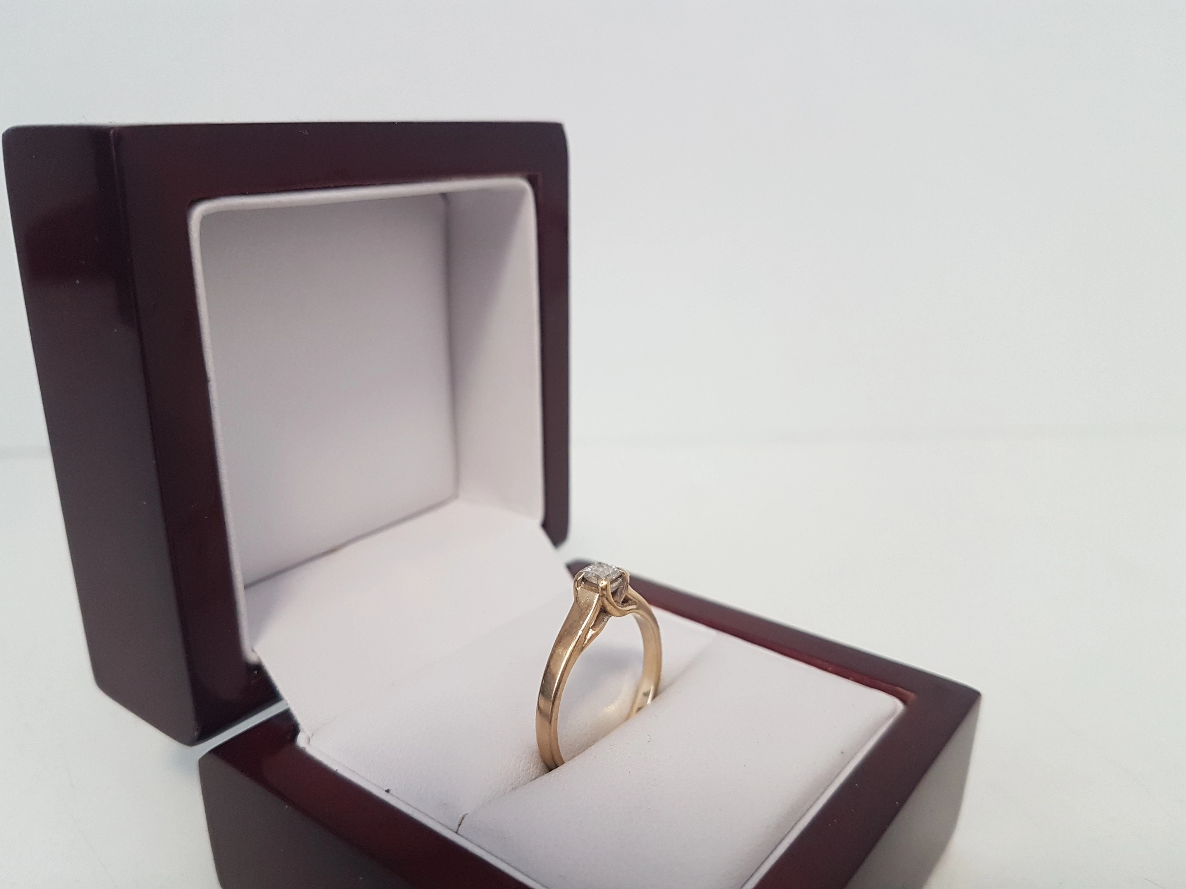 zloty-pierscionek-material-zloto